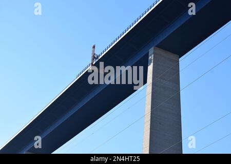 Moseltalbrücke mit Bauarbeiten an der unteren Seite Stockfoto