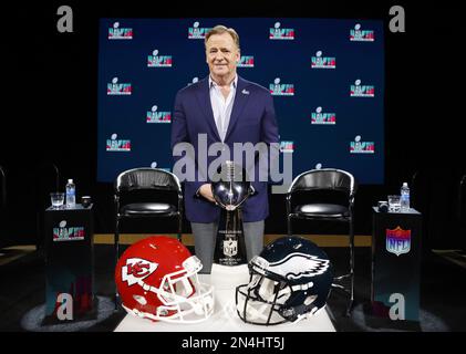 Phoenix, Usa. 07. Februar 2023. Der NFL-Kommissar Roger Goodell steht mit der Vince Lombardi Trophäe nach seiner Super Bowl-Pressekonferenz im Media Center in Phoenix, Arizona, am Mittwoch, den 8. Februar 2023. Die Philadelphia Eagles spielen die Kansas City Chiefs im Super Bowl LVII im State Farm Stadium in Glendale, Arizona, am Sonntag, den 12. Februar 2023. Foto: John Angelillo/UPI Credit: UPI/Alamy Live News Stockfoto