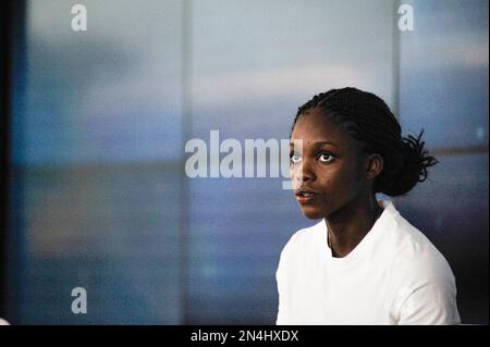 Die kolumbianische Fußballspielerin Linda Caicedo spricht auf einer Pressekonferenz in Bogota, Kolumbien, und kündigt Claro als neuen Sponsor ihrer Karriere am 8. februar 2023 an. Foto von: Chepa Beltran/Long Visual Press Stockfoto