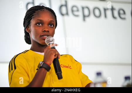 Die kolumbianische Fußballspielerin Linda Caicedo spricht auf einer Pressekonferenz in Bogota, Kolumbien, und kündigt Claro als neuen Sponsor ihrer Karriere am 8. februar 2023 an. Foto von: Chepa Beltran/Long Visual Press Stockfoto