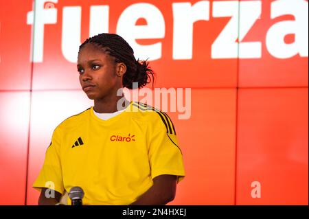 Die kolumbianische Fußballspielerin Linda Caicedo spricht auf einer Pressekonferenz in Bogota, Kolumbien, und kündigt Claro als neuen Sponsor ihrer Karriere am 8. februar 2023 an. Foto von: Chepa Beltran/Long Visual Press Stockfoto