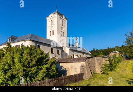 Swieta Katarzyna, Polen - 5. Juni 2022: St. Katharinenkloster und Benediktinerkloster im Dorf Swieta Katarzyna in der Nähe von Bodzentyn in Swietokrzyskie Mou Stockfoto