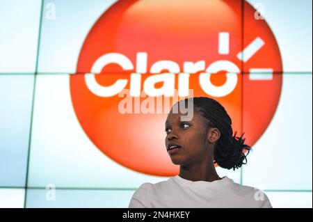 Die kolumbianische Fußballspielerin Linda Caicedo spricht auf einer Pressekonferenz in Bogota, Kolumbien, und kündigt Claro als neuen Sponsor ihrer Karriere am 8. februar 2023 an. Foto von: Chepa Beltran/Long Visual Press Stockfoto