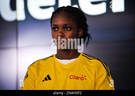 Die kolumbianische Fußballspielerin Linda Caicedo spricht auf einer Pressekonferenz in Bogota, Kolumbien, und kündigt Claro als neuen Sponsor ihrer Karriere am 8. februar 2023 an. Foto von: Chepa Beltran/Long Visual Press Stockfoto