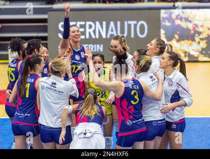 Schwerin, Deutschland. 08. Februar 2023. Volleyball, Frauen: CEV Cup, SSC Palmberg Schwerin – SDB Scandicci, Viertelfinale, Second Legs, ARENA Schwerin. Die Spieler von SDB Scandicci jubeln nach ihrem Sieg. Kredit: Jens Büttner/dpa/Alamy Live News Stockfoto