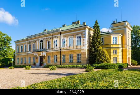 Skierniewice, Polen - 14. Juni 2022: Palast des Primas aus dem 17. Jahrhundert - Palac Prymasowski - im historischen Palast- und Parkviertel in der Altstadt Stockfoto