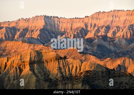 Sonnenuntergang über wunderschönen Felsformationen im berühmten Mijniskure-Nationalpark Vashlovani. Naturlandschaften im kaukasus von Georgia Stockfoto