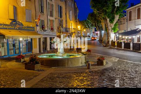 Blick auf den Hauptplatz von Valensole, Provence. Frankreich Stockfoto