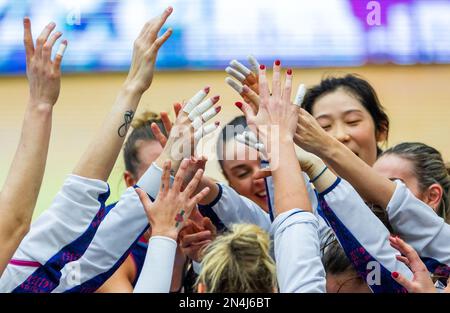 Schwerin, Deutschland. 08. Februar 2023. Volleyball, Frauen: CEV Cup, SSC Palmberg Schwerin – SDB Scandicci, Viertelfinale, Second Legs, ARENA Schwerin. Die Spieler von SDB Scandicci jubeln nach ihrem Sieg. Kredit: Jens Büttner/dpa/Alamy Live News Stockfoto