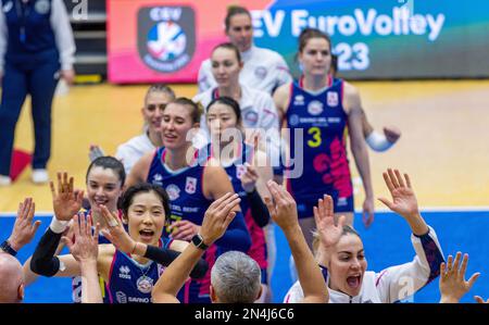 Schwerin, Deutschland. 08. Februar 2023. Volleyball, Frauen: CEV Cup, SSC Palmberg Schwerin – SDB Scandicci, Viertelfinale, Second Legs, ARENA Schwerin. Die Spieler von SDB Scandicci jubeln nach ihrem Sieg. Kredit: Jens Büttner/dpa/Alamy Live News Stockfoto