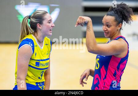 Schwerin, Deutschland. 08. Februar 2023. Volleyball, Frauen: CEV Cup, SSC Palmberg Schwerin – SDB Scandicci, Viertelfinale, Second Legs, ARENA Schwerin. Lindsey Rudddins (l) von Schwerin spricht nach dem Spiel mit Haleigh Washington (r) von Scandicci. Kredit: Jens Büttner/dpa/Alamy Live News Stockfoto