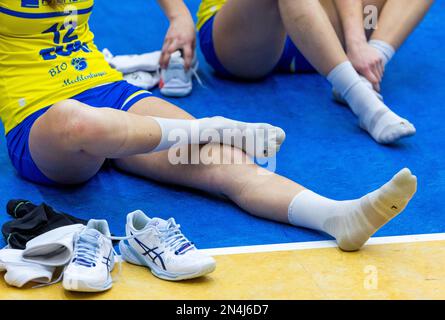 Schwerin, Deutschland. 08. Februar 2023. Volleyball, Frauen: CEV Cup, SSC Palmberg Schwerin – SDB Scandicci, Viertelfinale, Second Legs, ARENA Schwerin. Schwerins Spieler sitzen nach dem Spiel ohne Schuhe im Flur. Kredit: Jens Büttner/dpa/Alamy Live News Stockfoto