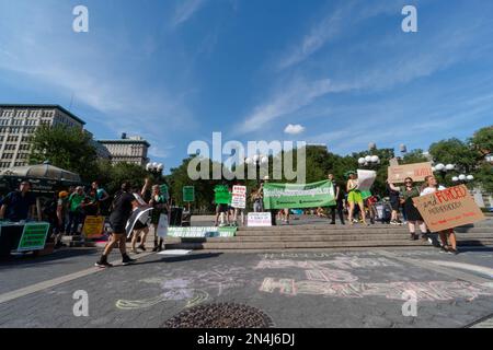 NEW YORK, NEW YORK - 13. JULI: Aktivisten von "Rise Up 4 Abtreibung Rights" versammeln sich am Union Square am 13. Juli 2022 in New York City und protestieren. Abtreibungsgerät Stockfoto