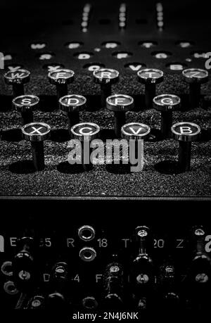 Seltene deutsche Marinetastatur „Enigma“ aus dem Zweiten Weltkrieg, Glühbirnen und Verschlüsselungsrotoren, die von Code-Breakern im Bletchley Park verwendet werden. Stockfoto