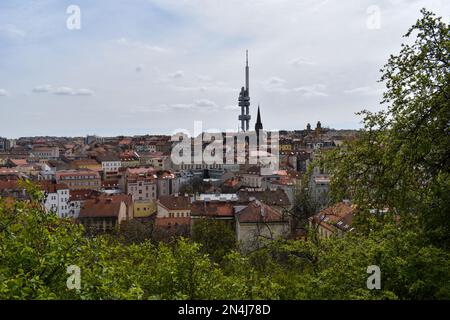 Wunderschöne Aussicht vom Haus auf dem Zizkov-Turm in Prag in Zizkov. Wunderschönes Leben im Zentrum von Prag. Stockfoto