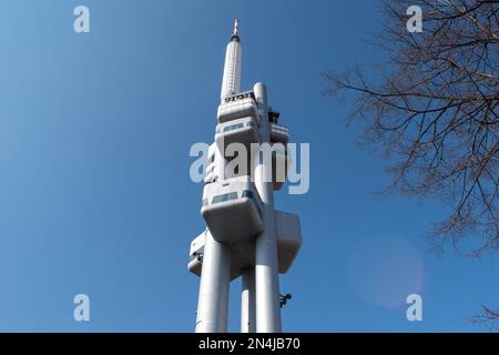 Wunderschöne Aussicht vom Haus auf dem Zizkov-Turm in Prag in Zizkov. Wunderschönes Leben im Zentrum von Prag. Stockfoto