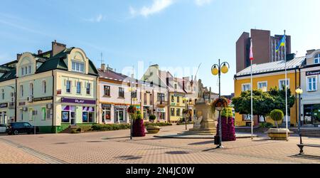 Tarnobrzeg, Polen - 19. August 2022: Marktplatz im historischen Viertel mit Mietshäusern und Wasserwerken in der Altstadt von Tarnobrzeg Stockfoto