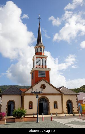 Die Kirche Saint-Henri von Anses-d'Arlet in der Nähe des Strandes ist als eine der schönsten Sehenswürdigkeiten von Martinique bekannt. Es wurde in der zweiten Hälfte gebaut Stockfoto