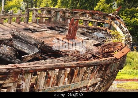 Der Blick hinunter auf den Bug eines alten Holzschiffes, das verfällt, zeigt die Knochen seiner Konstruktion sowie Ketten, Seile und Metallteile Stockfoto