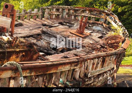 Der Blick hinunter auf den Bug eines alten Holzschiffes, das verfällt, zeigt die Knochen seiner Konstruktion sowie Ketten, Seile und Metallteile Stockfoto