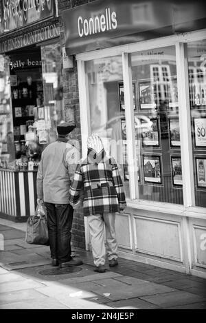 Straßenfotografie, die das Alltagsleben der Menschen einfängt, die ihr geschäftiges Leben führen Stockfoto