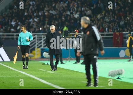 Rabat, Marokko. 08. Februar 2023. Der Trainer Carlo Ancelotti von Real Madrid geht während des Halbfinalspiels der FIFA Club-Weltmeisterschaft zwischen Al Ahly und Real Madrid im Prince Moulay Abdellah Stadion auf den Touchlines. Kredit: -/dpa/Alamy Live News Stockfoto