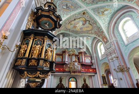 Tarnobrzeg, Polen - 19. August 2022: Im Inneren des Heiligtums „Our Lady of Dzikow“ und des Klosters Dominikanischer Ordnung im Stadtviertel des historischen Zentrums von Tar Stockfoto