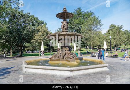 Downtown Boston: Der Brauerbrunnen im Boston Common stellt römische und griechische Mythologiefiguren Neptune, Amphitrite, Acis und Galatea dar. Stockfoto