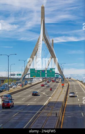 Boston Bridges: Leonard P. Zakim Bunker Hill Memorial Bridge erstreckt sich über den Charles River. Das markante Design mit Kabelhaltern wurde zu einer Legende von Boston. Stockfoto