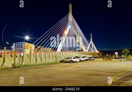 Boston Bridges: Leonard P. Zakim Bunker Hill Memorial Bridge erstreckt sich über den Charles River. Das markante Design mit Kabelhaltern wurde zu einer Legende von Boston. Stockfoto