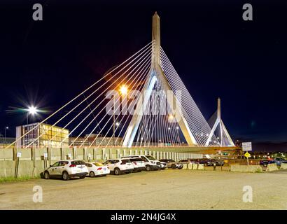 Boston Bridges: Leonard P. Zakim Bunker Hill Memorial Bridge erstreckt sich über den Charles River. Das markante Design mit Kabelhaltern wurde zu einer Legende von Boston. Stockfoto