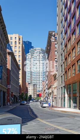 Boston Financial District: 75 State Street dominiert die Aussicht nordwestlich entlang der Broad Street. Die farbenfrohe Art déco-Fassade ist kaum zu übersehen. Stockfoto