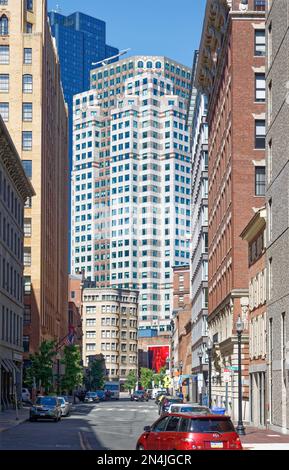 Boston Financial District: 75 State Street dominiert die Aussicht nordwestlich entlang der Broad Street. Die farbenfrohe Art déco-Fassade ist kaum zu übersehen. Stockfoto