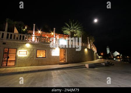 Promenade und spanische Festung auf dem Hügel in Hvar bei Nacht, Insel Hvar, Kroatien Stockfoto