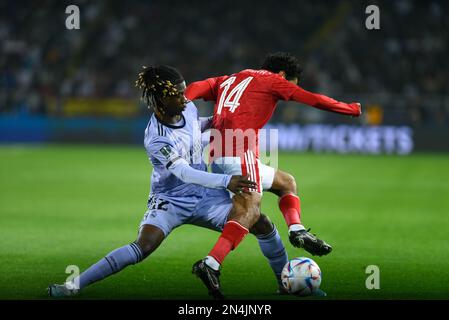 Rabat, Marokko. 08. Februar 2023. Real Madrids Eduardo Camavinga (L) und Al Ahly's Hussein El Shahat kämpfen um den Ball während des Halbfinalspiels der FIFA Club-Weltmeisterschaft zwischen Al Ahly und Real Madrid im Prince Moulay Abdellah Stadion. Kredit: -/dpa/Alamy Live News Stockfoto