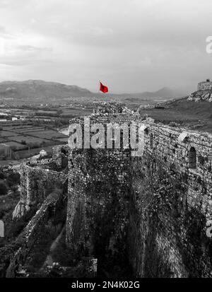 Mauern der Festung Rozafa mit albanischer Nationalflagge in Schwarz und Weiß, Shkoder, Bezirk Shkoder, Albanien Stockfoto