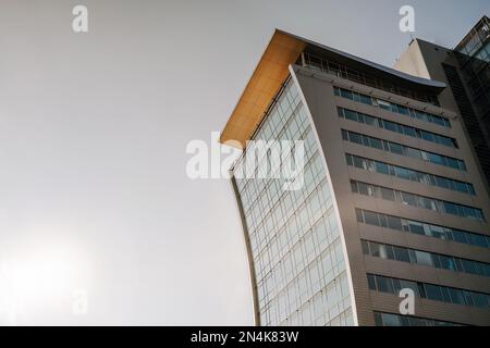 Prag, Tschechisch - Februar 2023. Modernes Bürogebäude in Prag. Speicherplatz kopieren. Geometrische Glasarchitektur Stockfoto