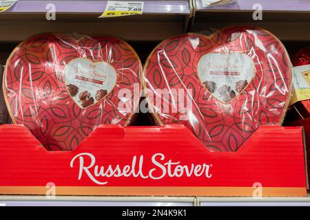 Ausstellung von herzförmigen Pralinenschachteln von Russell Stover zum Valentinstag. USA. Stockfoto