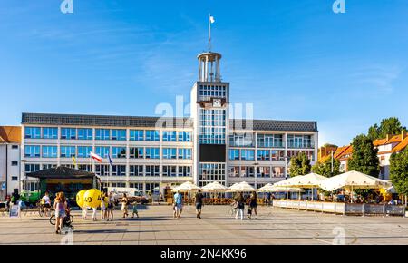 Koszalin, Polen - 10. August 2022: Renovierter Marktplatz der Altstadt von Rynek Staromiejski mit Rathaus Ratusz im historischen Altstadtviertel von Koszalin Stockfoto