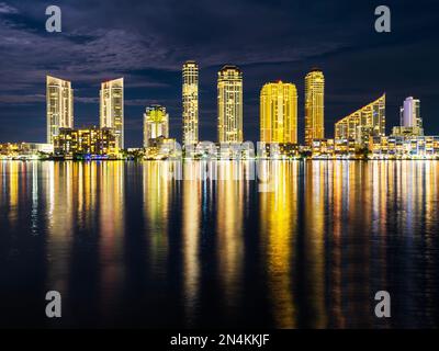 North Miami Beach, Sunny Isles Skyline bei Nacht Trump Tower, Aqualina Residences und Hotel Full Moonrise Floridas Ostküste Miami Beach, Miami Flori Stockfoto