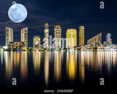 Full Moon Rise North Miami Beach, Sunny Isles Skyline bei Nacht Trump Tower, Aqualina Residences und Hotel Full Moonrise Floridas East Coast Miami Be Stockfoto