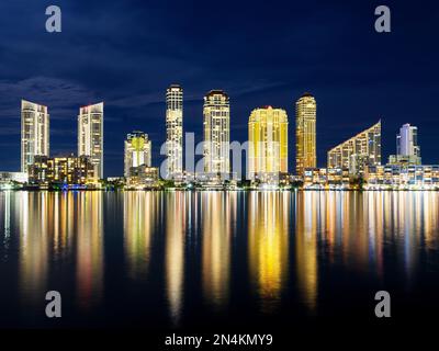 North Miami Beach, Sunny Isles Skyline bei Nacht Trump Tower, Aqualina Residences und Hotel Full Moonrise Floridas Ostküste Miami Beach, Miami Flori Stockfoto