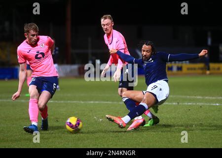Dundee, Schottland, Großbritannien. 8. Februar 2023; Dens Park, Dundee, Schottland: SPFL Trust Football, Dundee gegen Raith Rovers; Kwame Thomas von Dundee feuert in A Shot Credit: Action Plus Sports Images/Alamy Live News Stockfoto