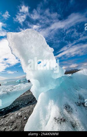 Eisberge am Jokulsarlon Beach in der Sommersaison, Island. Stockfoto