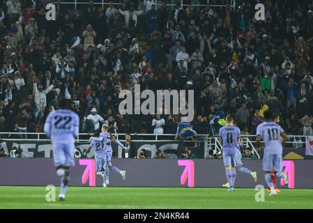 Rabat, Marokko. 08. Februar 2023. Real Madrids Rodrygo (2. l) feiert, nachdem er während des Halbfinalspiels der FIFA Club-Weltmeisterschaft zwischen Al Ahly und Real Madrid im Prince Moulay Abdellah Stadion das dritte Tor seiner Seite des Spiels erzielt hat. Kredit: -/dpa/Alamy Live News Stockfoto