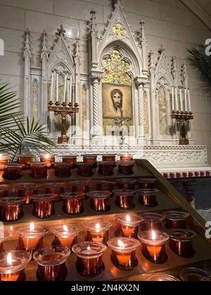 Side Alar und Votive Candle Offering, St. Patrick's Cathedral, Fifth Avenue, NYC, USA 2023 Stockfoto