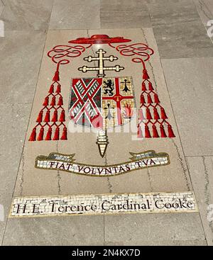 Innere, St. Patrick's Cathedral, Fifth Avenue, NYC, 2023. Kardinal Cookes Wappen Stockfoto