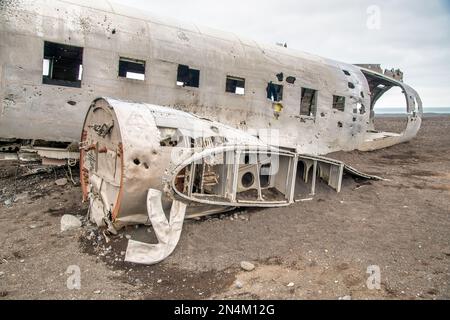 Äußeres Flugzeug, Wrackteile eines Flugzeugabsturzes in Island am schwarzen Sandstrand von Solheimasandur. Stockfoto