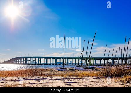 Die Biloxi Bay Bridge ist am Front Beach, 28. Dezember 2022, in Ocean Springs, Mississippi, zu sehen. Stockfoto