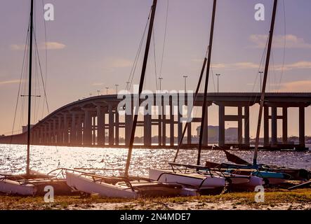 Die Biloxi Bay Bridge ist am Front Beach, 28. Dezember 2022, in Ocean Springs, Mississippi, zu sehen. Stockfoto